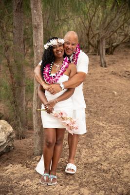 the garden island Kauai Hawaii in the middle of the pacific is a beautiful destination for getting married. Beautiful for the Wedding or a photoshoot is buying a Haku lei at a local lei maker here on Kauai