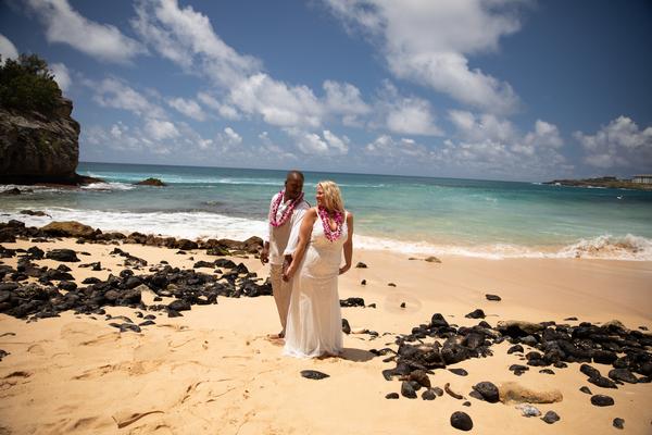 Beautyful beach wedding on Kauai in the middle of the pacific. Let me be your Kauai photographer and give me a smile. Colorful flowers which have an incredible scent will be strung to a lei, neckless. Wear a lei to your special day !